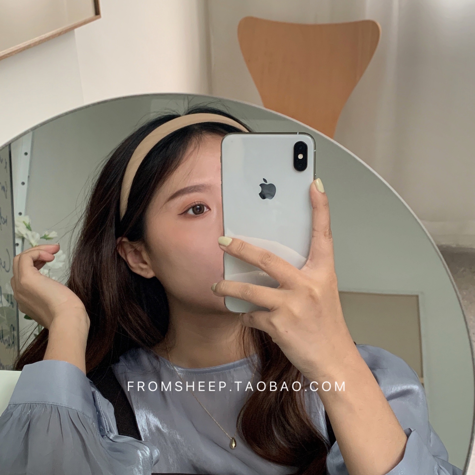 Korean-style hairbands for women in 2025 are trendy and versatile for going out. The headband is simple and elegant, and the hairpin is a popular online hair accessory with wide edges and a sweet look pic 37