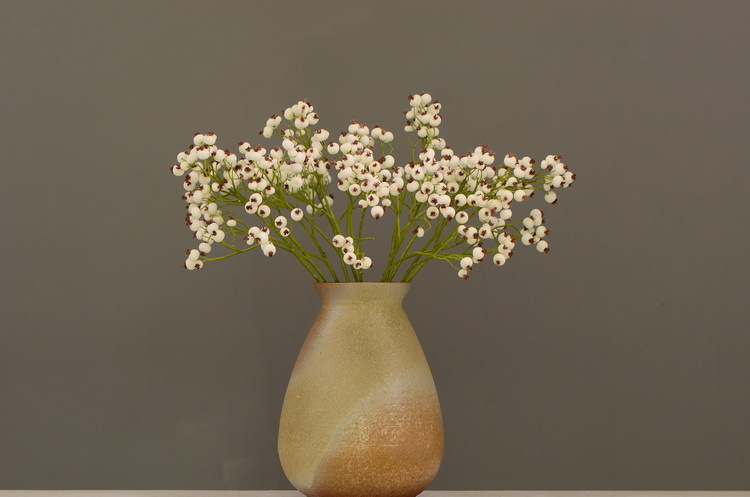 Dongli Flower Industry offers wholesale of artificial flowers for Chinese-style living room, home and dining table decoration. We provide one-piece consignment services for large branches, multi-headed artificial berries, rose fruits, small white fruits and green fruits pic 4