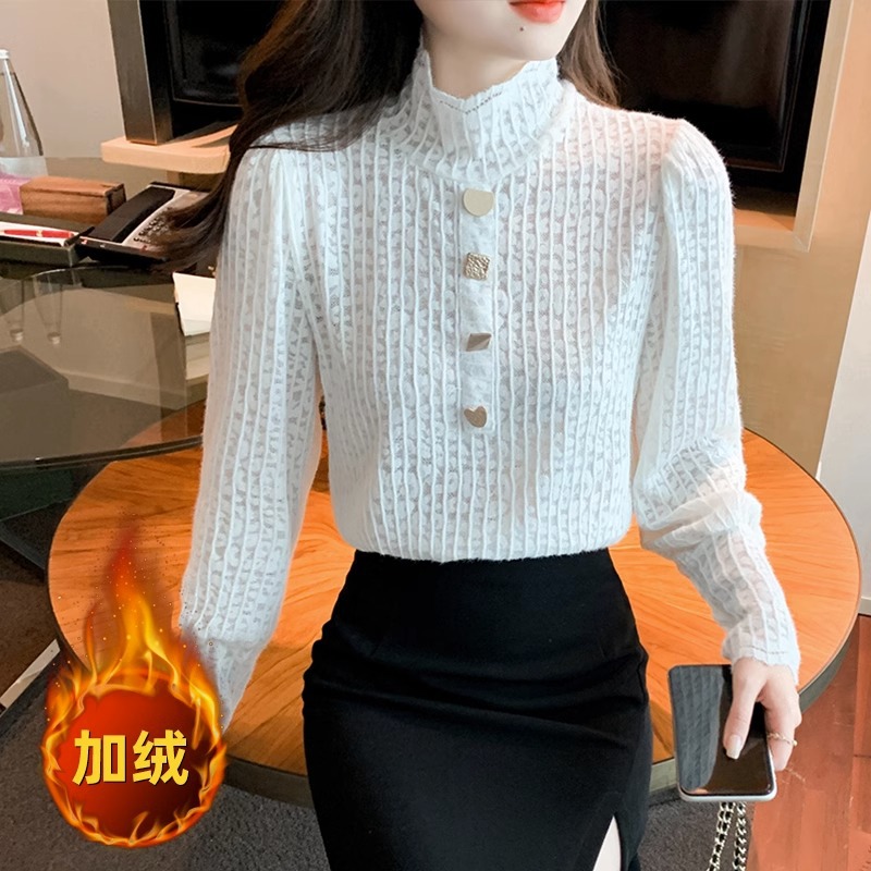 For the 2022 autumn and winter collection, women can wear a small stand-up collar with an elastic and form-fitting lace base layer and a thick fleece top pic 12