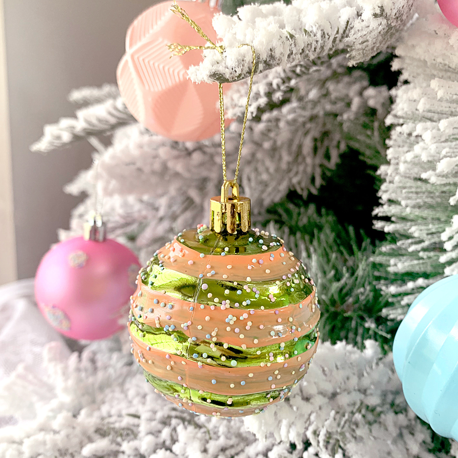 Temu/SHEIN Christmas decorations: Electroplated deer plastic balls, painted Christmas ball sets, Christmas tree pendants pic 6