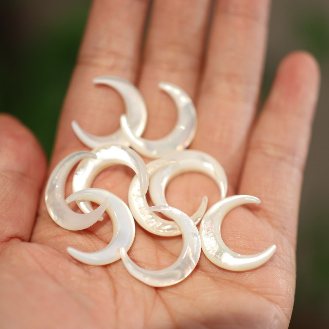 A hand-woven disc shell necklace, moon pendant and retro pendant necklace with the same style as Canglan Jue Gu LAN as a small gift pic 19