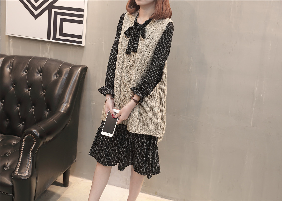 A new and stylish spring outfit for plus-size women, featuring a loose sweater, tank top and skirt that accentuates your figure pic 9