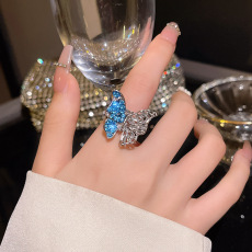 The star lucky letter sparkling diamond ring is a niche design with a cold and elegant style for women. It exudes a sense of sophistication and is a sweet and cool all-rounder accessory pic 6