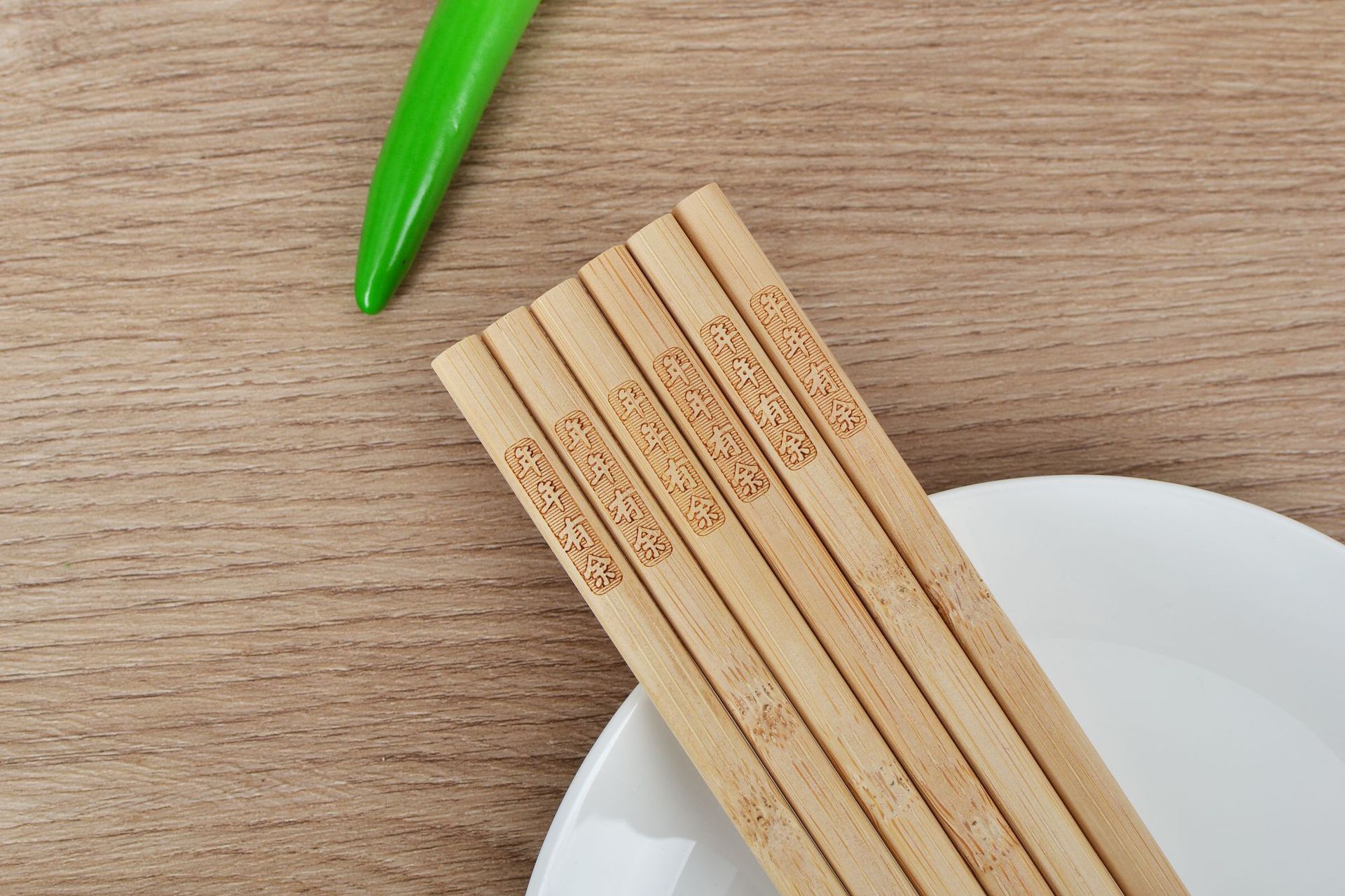 一次性碳化竹筷子家用10双装火锅筷年年有余雕刻竹筷餐饮竹筷批发详情3