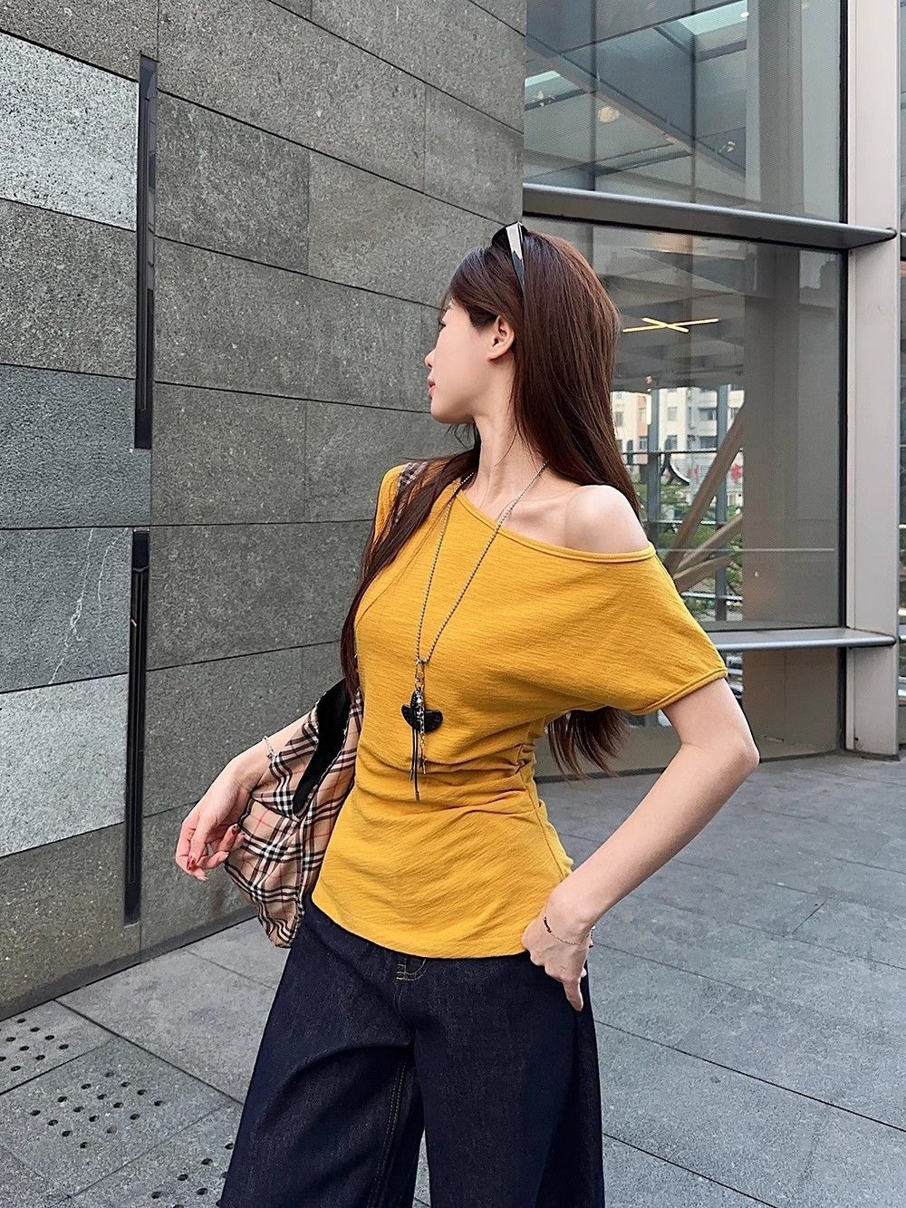 Korean casual design sense, niche and unique off-the-shoulder short-sleeved T-shirt for women, a chic summer waist-cinching and figure-hugging off-the-shoulder top pic 7