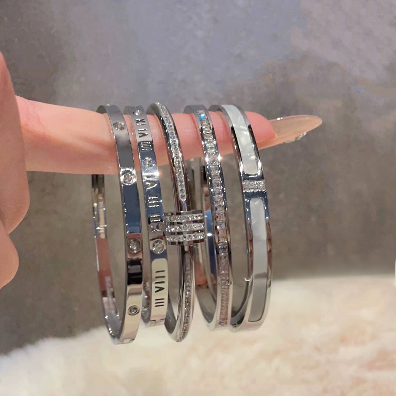 This light luxury and high-end bracelet, slightly studded with diamonds, is a fashionable and simple titanium steel bracelet that does not fade. It is a versatile accessory for couples pic 8