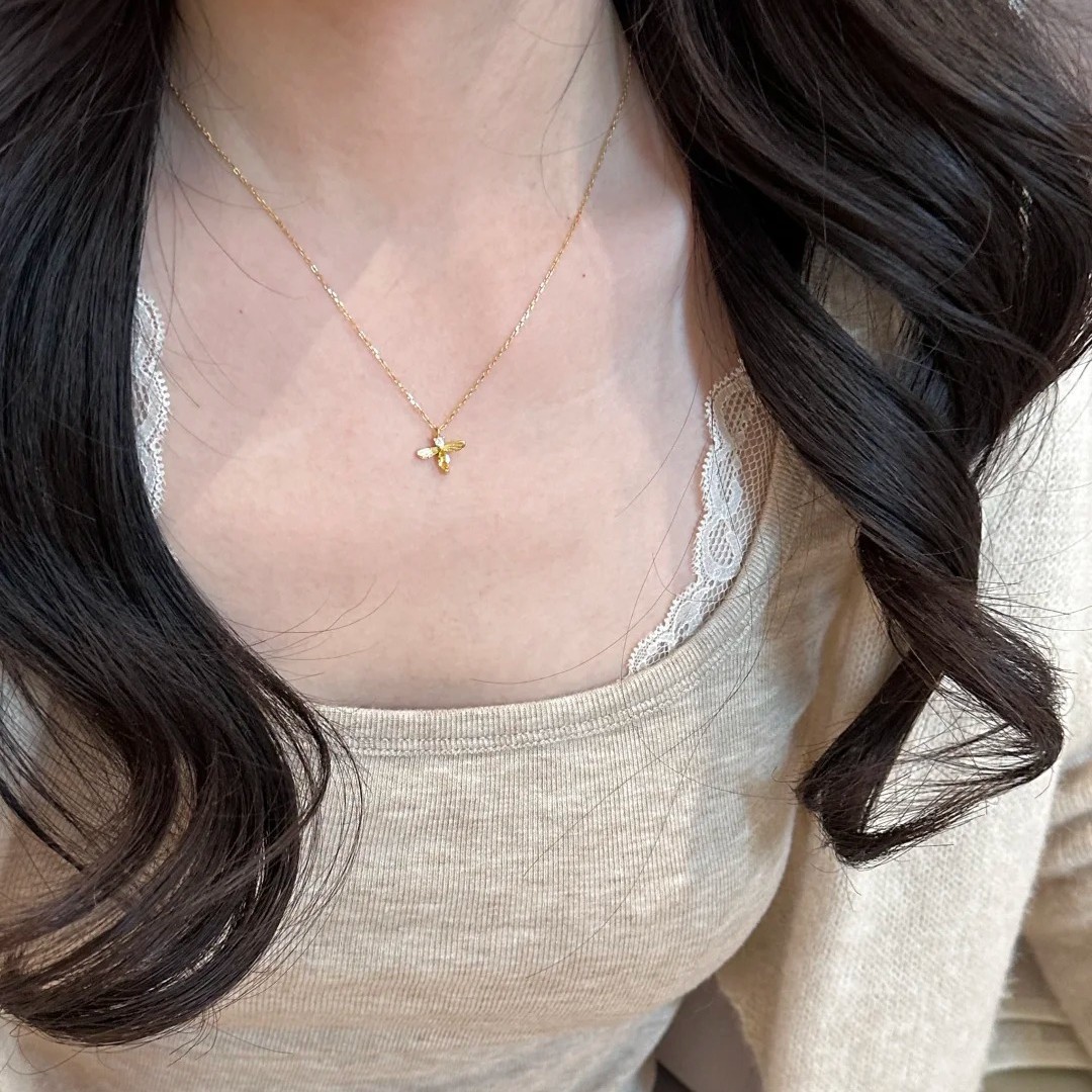 金色小蜜蜂项链2024新款轻奢高级感小众设计钛钢不掉色锁骨链批发详情3