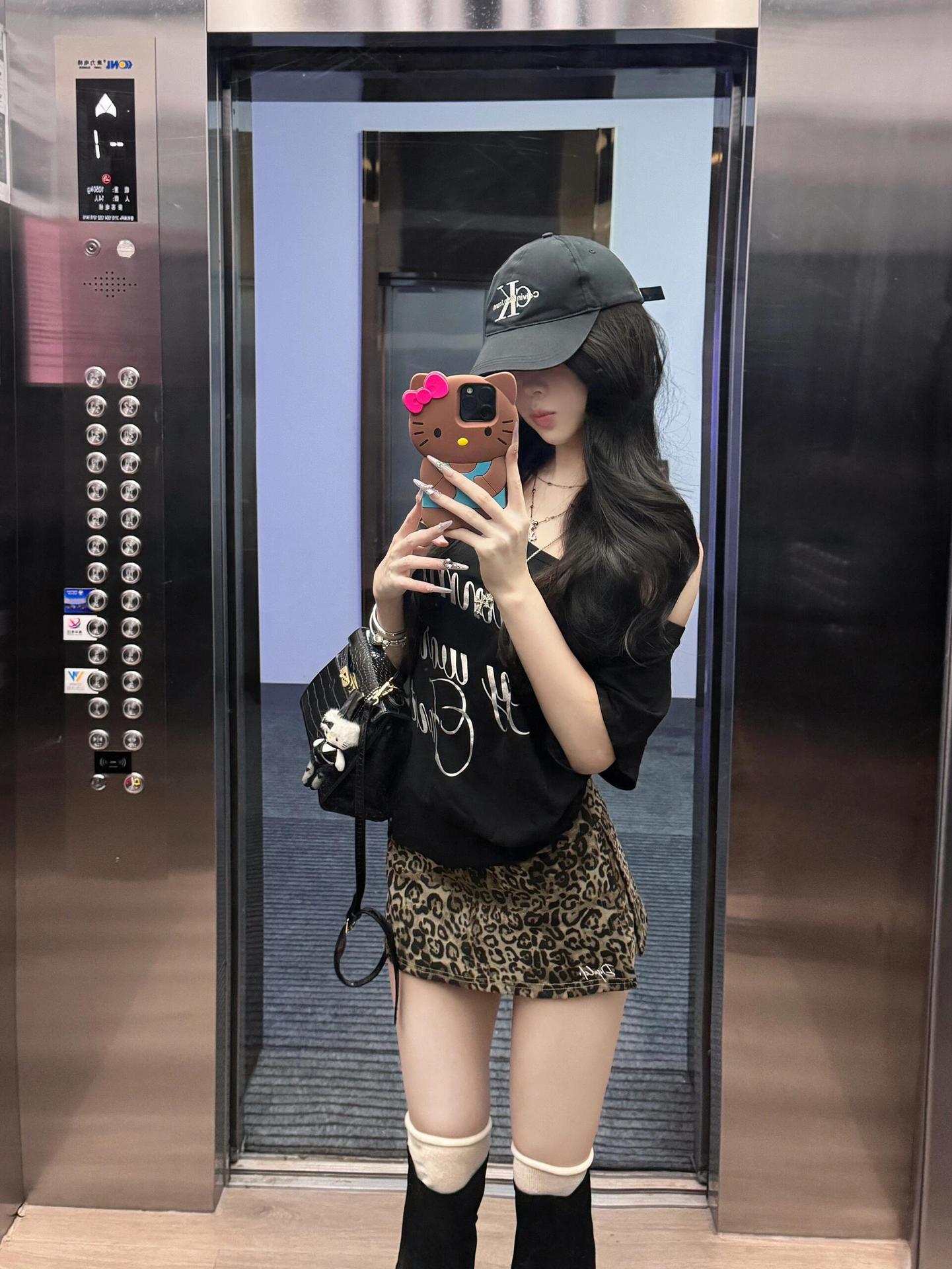 美式复古黑色斜肩短袖t恤女2025夏季设计感休闲宽松露肩辣妹上衣详情8