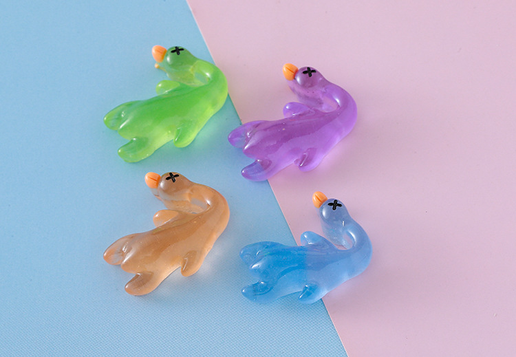 新款树脂夜光迷你鸭钥匙扣书包小挂件车内装饰品创意摆件饰品批发详情10