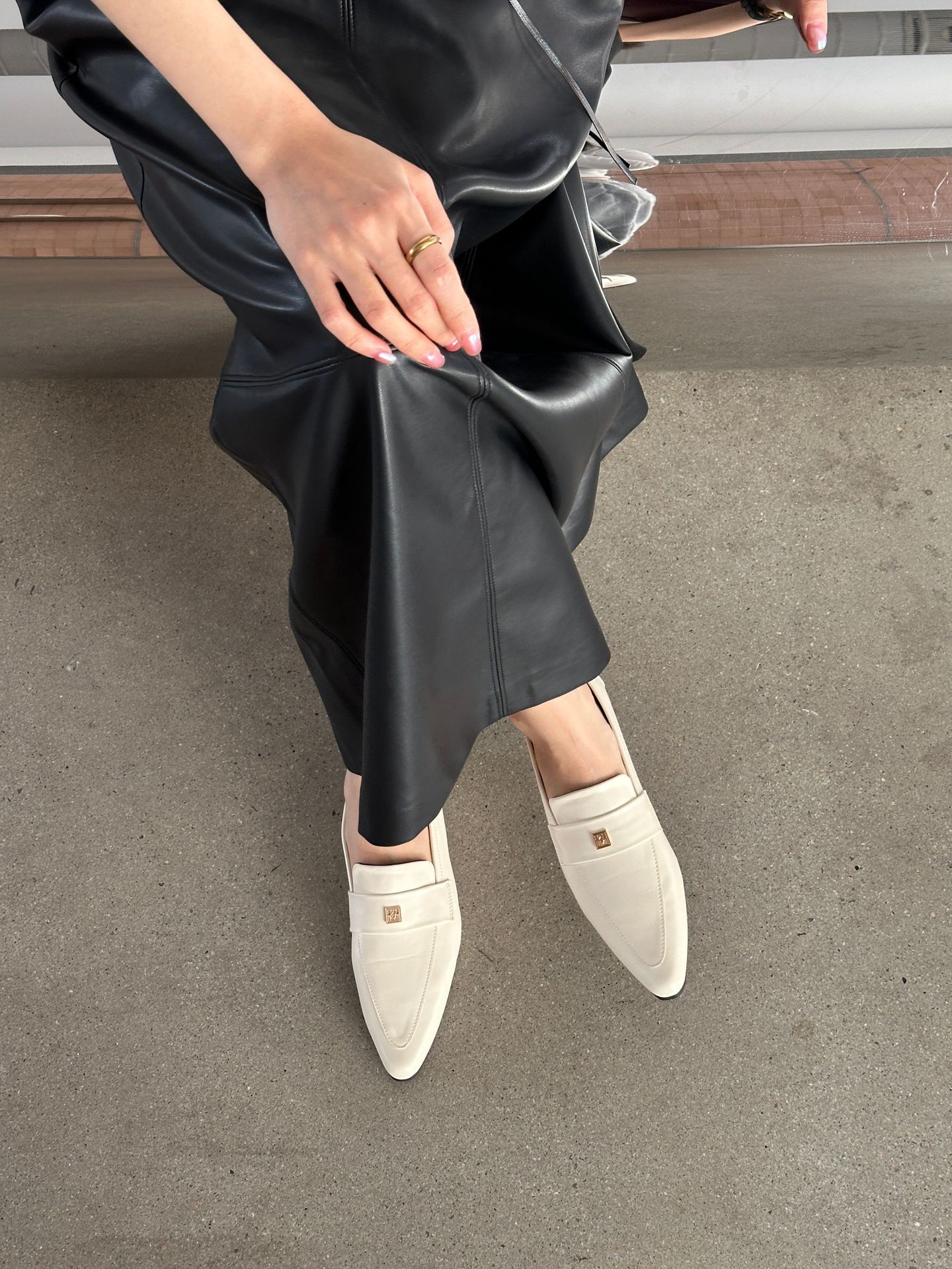 2024春新款韩版亮皮尖头粗低跟百搭金属扣软皮学院风女士小皮鞋单详情6