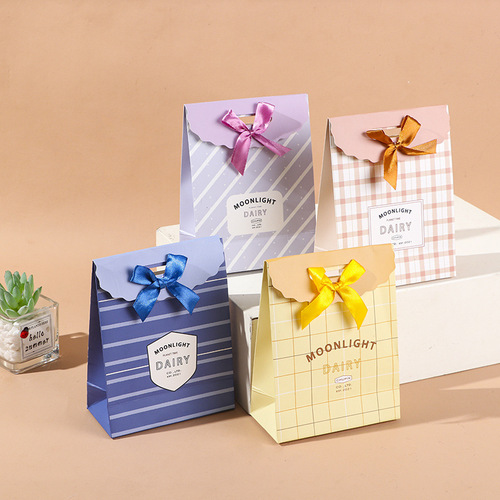 现货批发卡通款蝴蝶结白卡彩印覆亚膜礼品包装袋手提袋礼品纸袋详情2