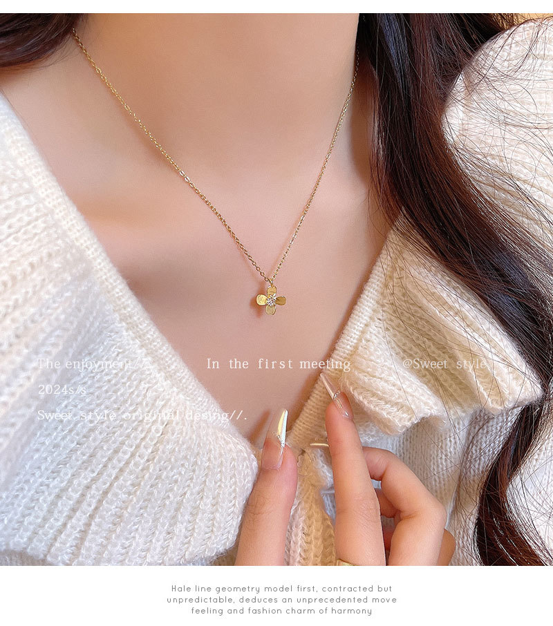 Four-leaf zircon flower titanium steel necklace with a cold and elegant female style, light luxury and niche design, collarbone chain, retro autumn and winter accessory pic 11