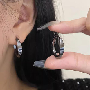 Gold and silver simple matte ear loops and ear buckles, 2025 new style exaggerated earrings, niche and unique, round face slimming earrings for women pic 5