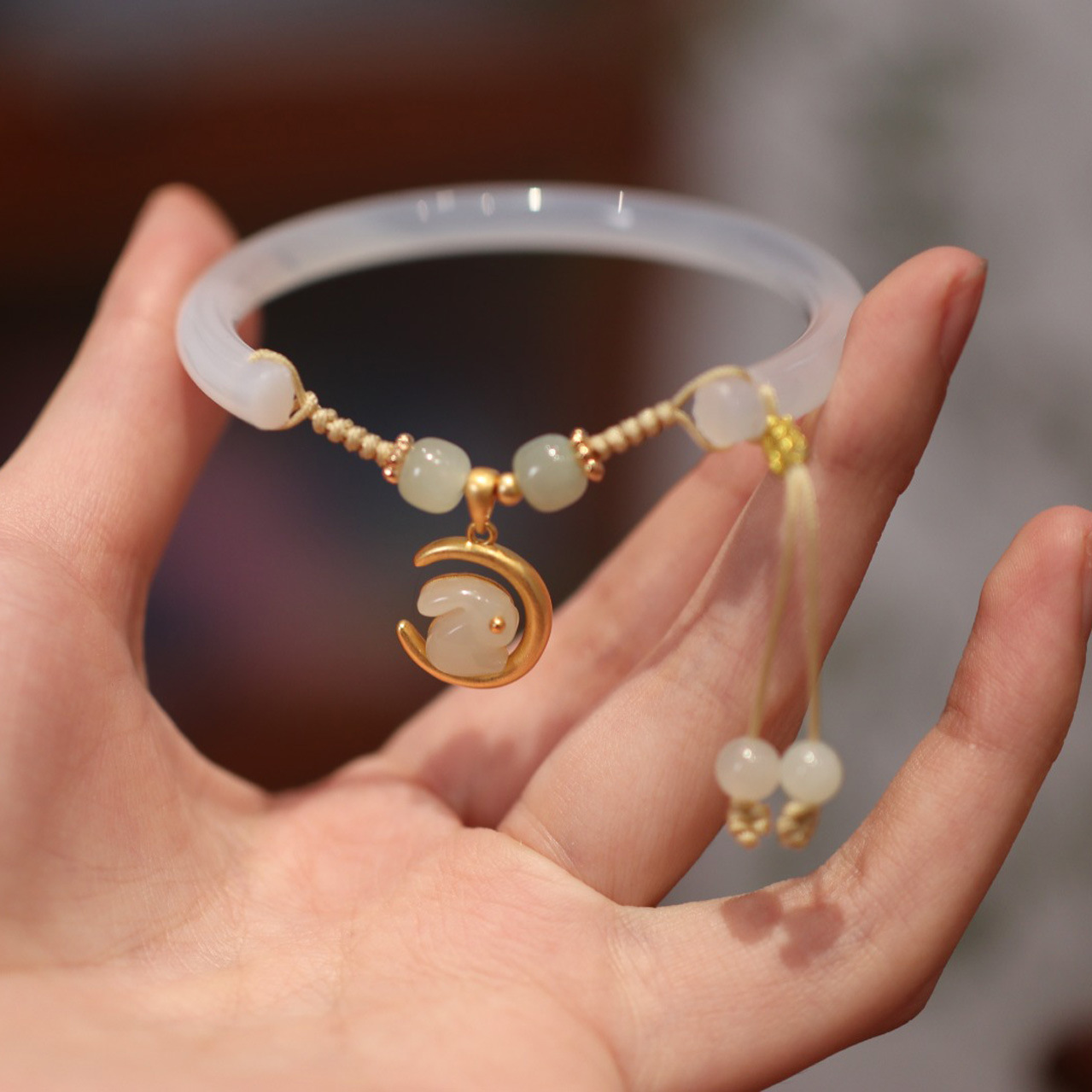 The rabbit of the same style as Douyin fell in love with the bracelet, agate and chalcedony Dingdang bracelet, beauty strip and half bracelet design of the jade rabbit pic 3