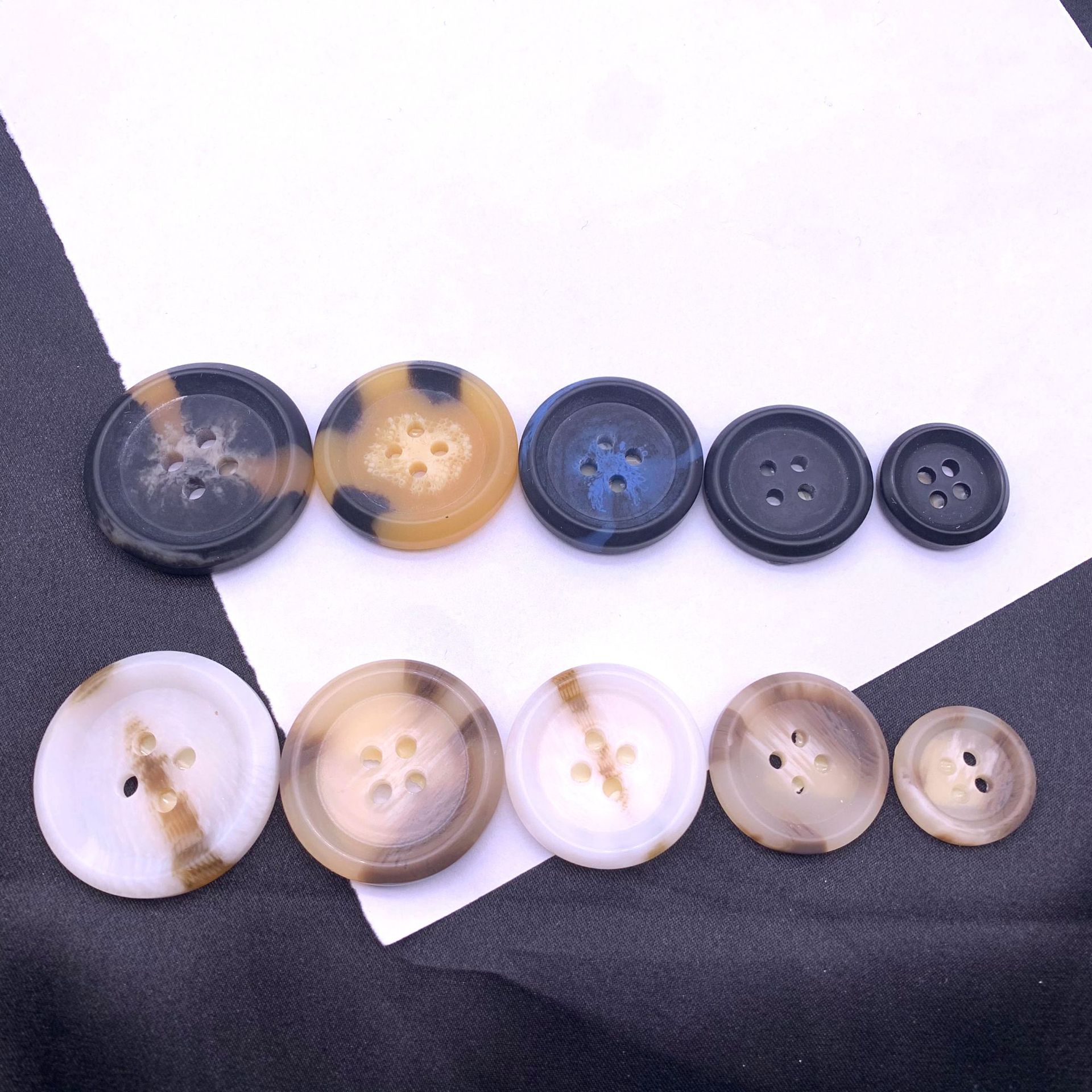 The four-eye resin button suit jacket in stock features hand-stitched two-color half-flower buttons for diy decoration pic 8