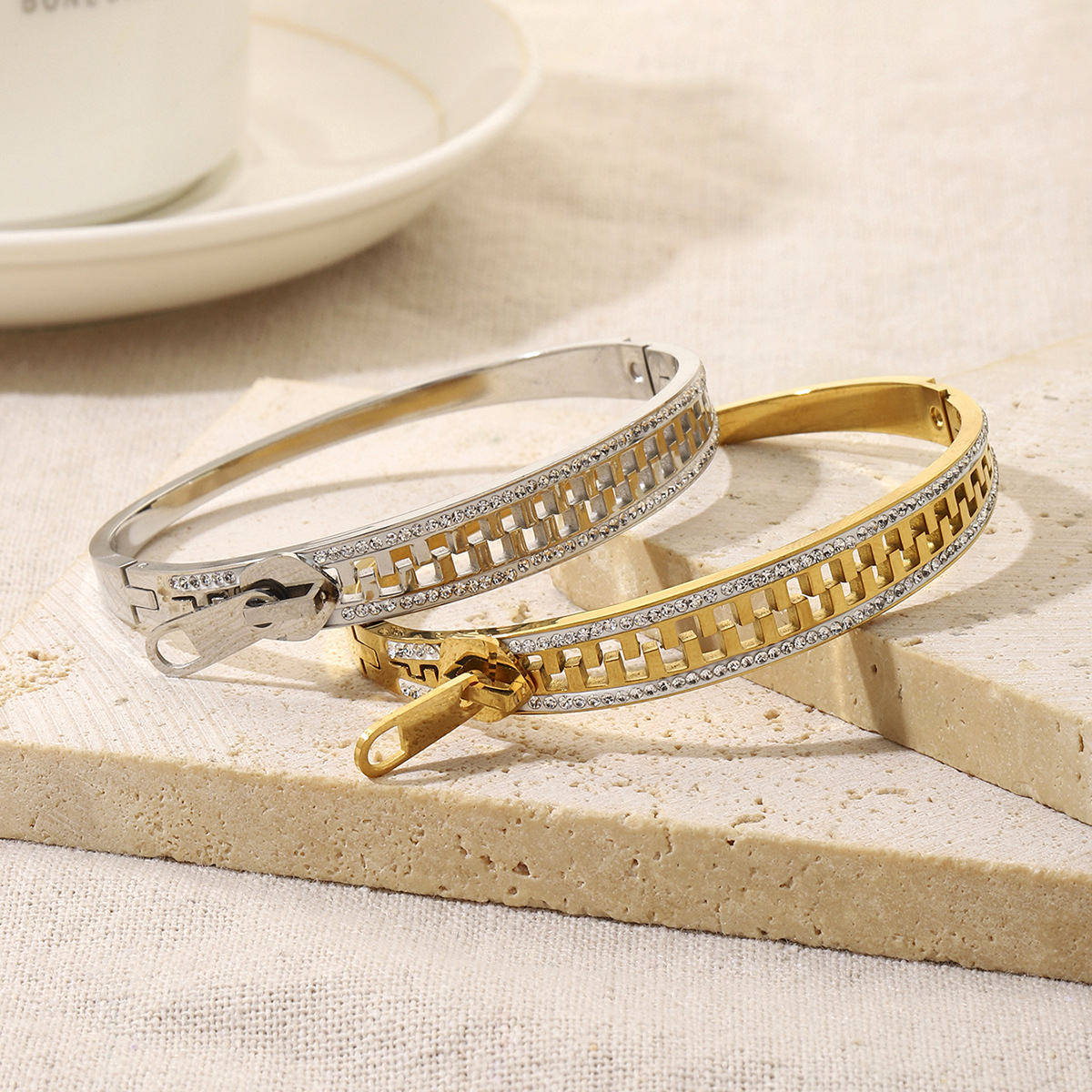 Stainless steel bracelet, a fashionable and niche double-ring buckle bracelet for women, a new 18K gold-plated titanium steel bracelet on Instagram pic 5