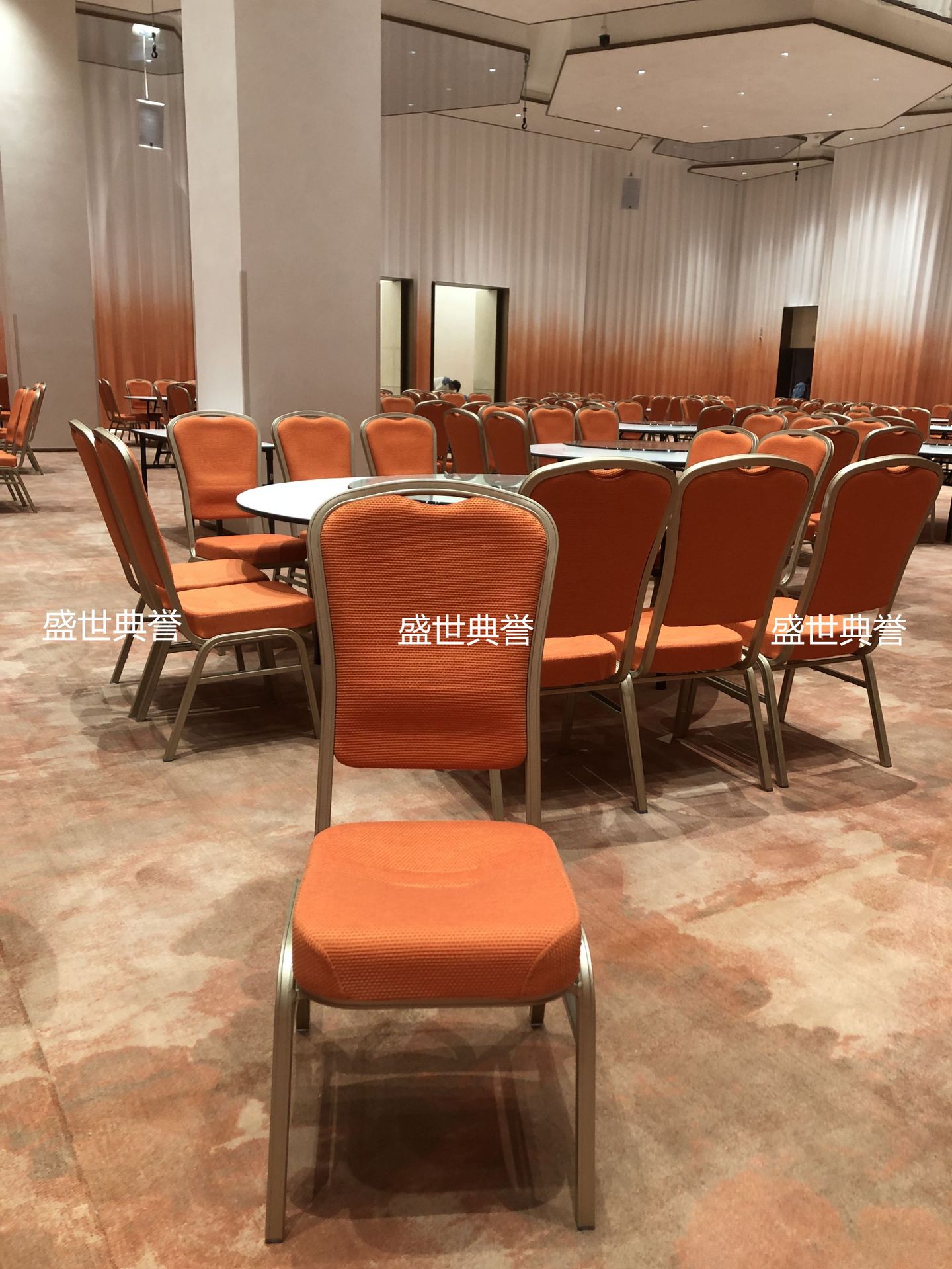 Wenzhou five-star hotel banquet dining tables and chairs, banquet center aluminum alloy banquet chairs, wedding banquet hotel folding tables and chairs pic 1