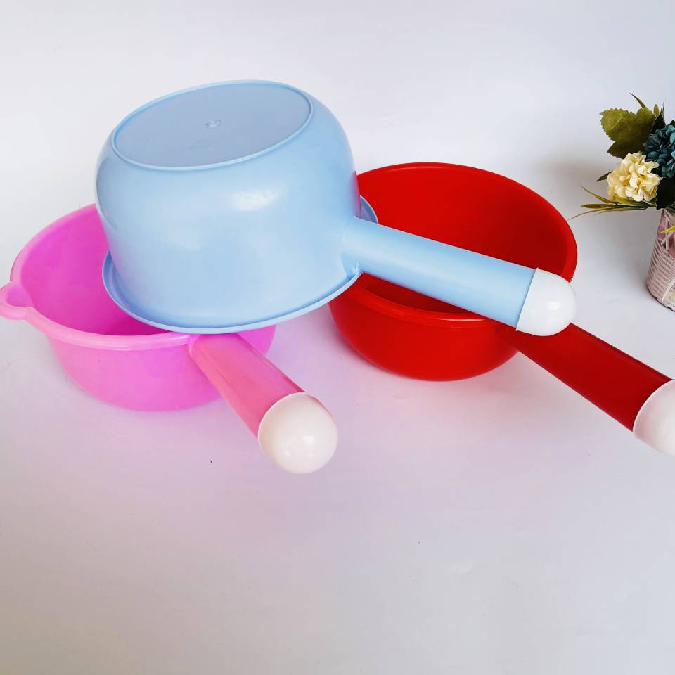 Large red water ladle thickened ladle with handle drifting water ladle long handle 水舀子 with mouth ladle water bowl two yuan wholesale pic 12