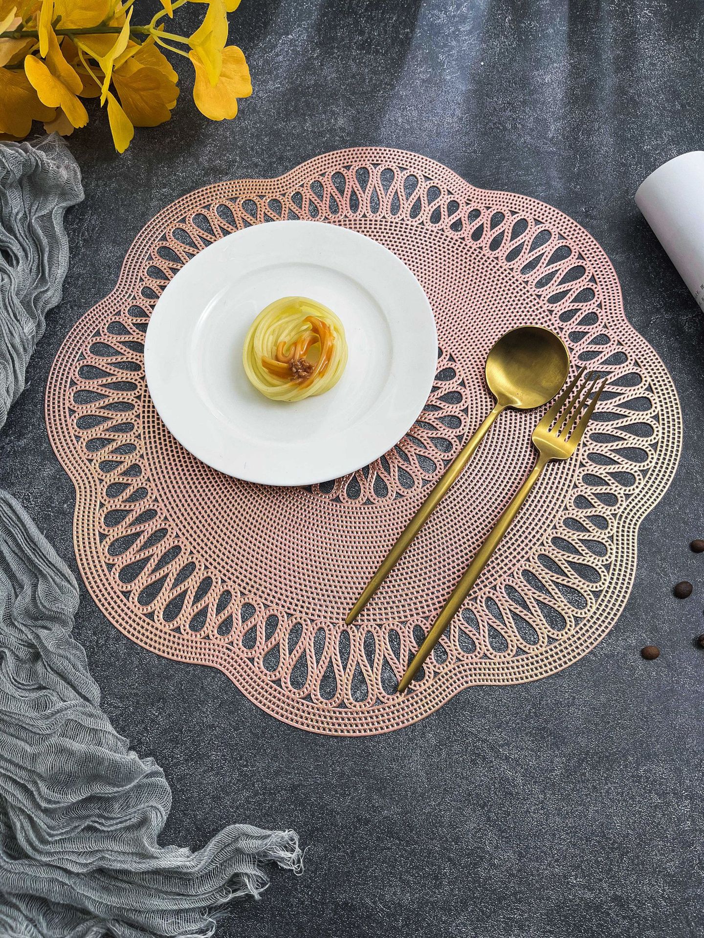 欧式复古镂空pvc花朵餐垫 防烫隔热垫简约轻奢风西餐垫家用餐桌垫详情7