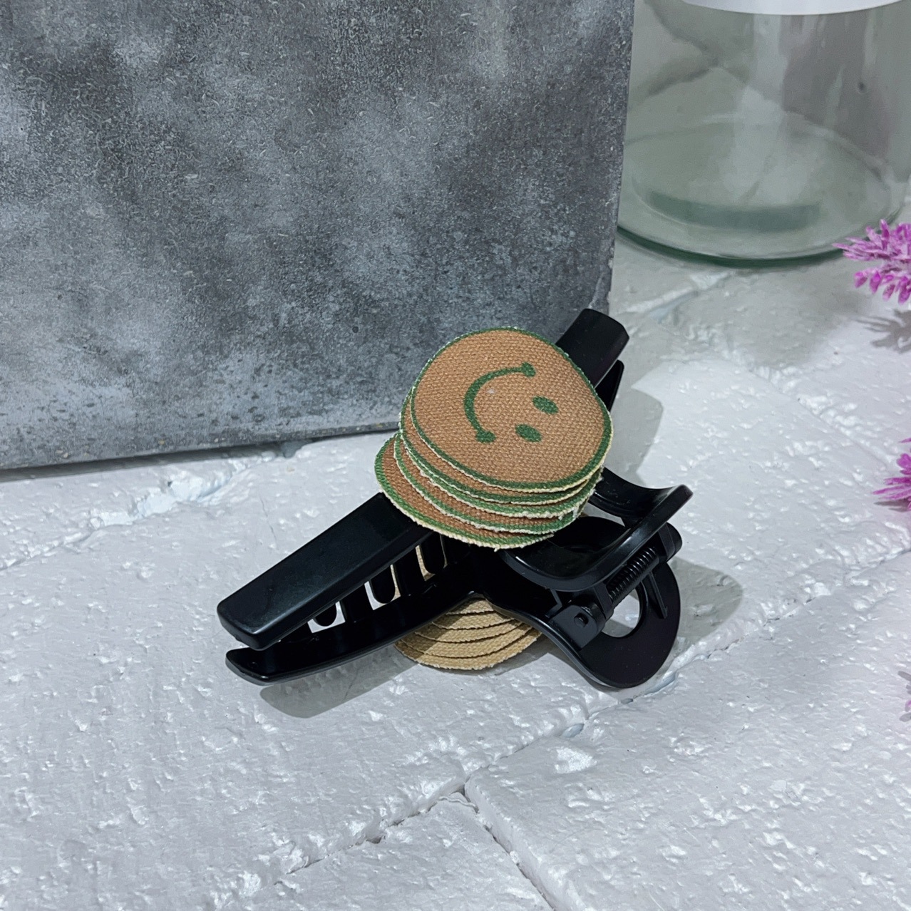 The new Korean version of the smiley face grabber hair clip has a high-end and retro feel, with a large amount of hair. It features a back head updo, shark clip hair clip and hair accessory pic 5