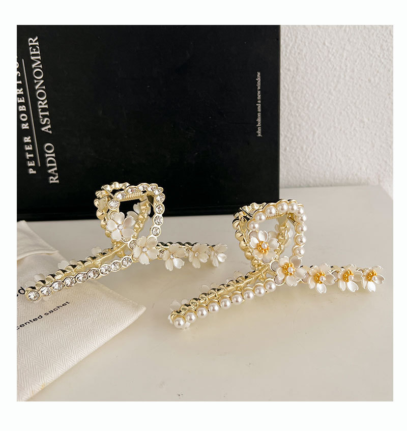 High-end and elegant headwear: Metal hair clips, pearl hair clips at the back of the female head, large shark clips, flower hair clips pic 2