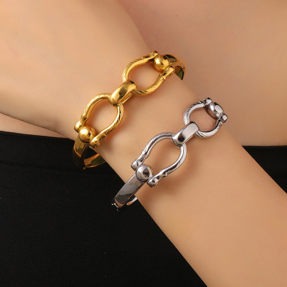 Stainless steel bracelet, a fashionable and niche double-ring buckle bracelet for women, a new 18K gold-plated titanium steel bracelet on Instagram pic 9