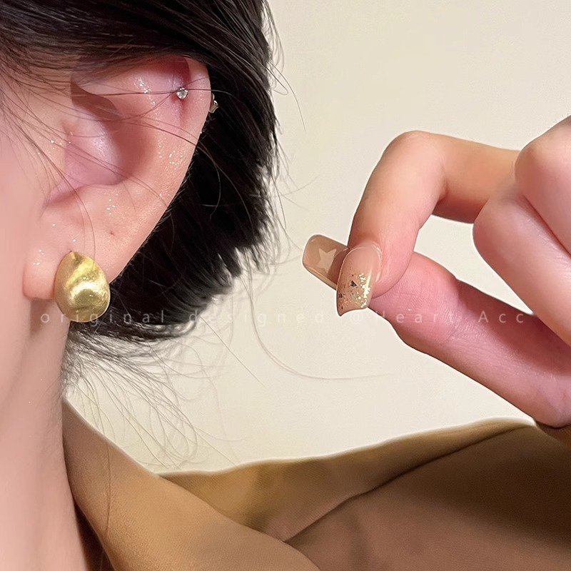 High-end, light luxury metal earrings for women, new style in 2025, with a unique and niche design. Stylish Korean earrings pic 9