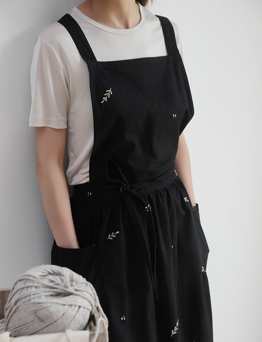 Wholesale of cross-border Korean version ins embroidered all-cotton kitchen aprons with pockets, cotton and linen waterproof aprons and waistbands pic 5
