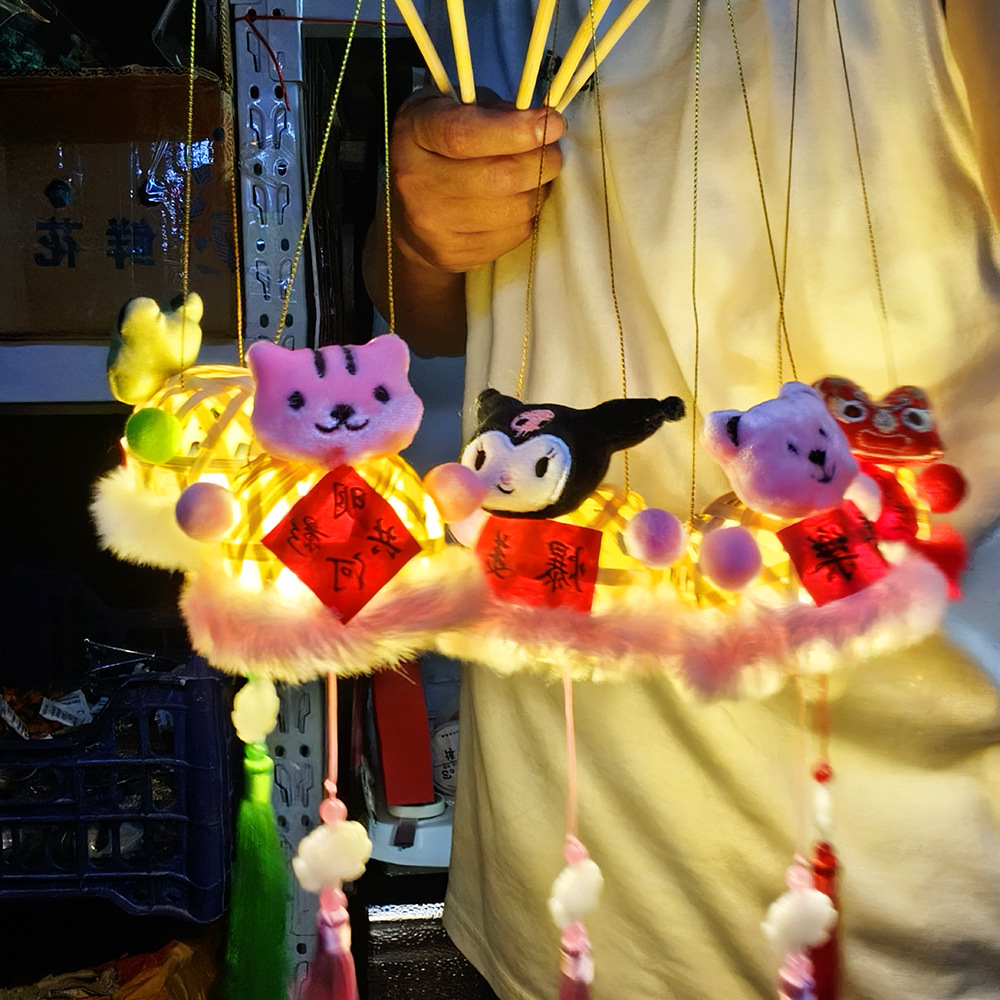 Lantern stalls with ancient-style plush toys and bamboo weaving that glow are also popular tourist attractions. Hand-held lanterns, Mid-Autumn Festival small lanterns, Mid-Autumn Festival little rabbits, and small maneki Neko pendants pic 5