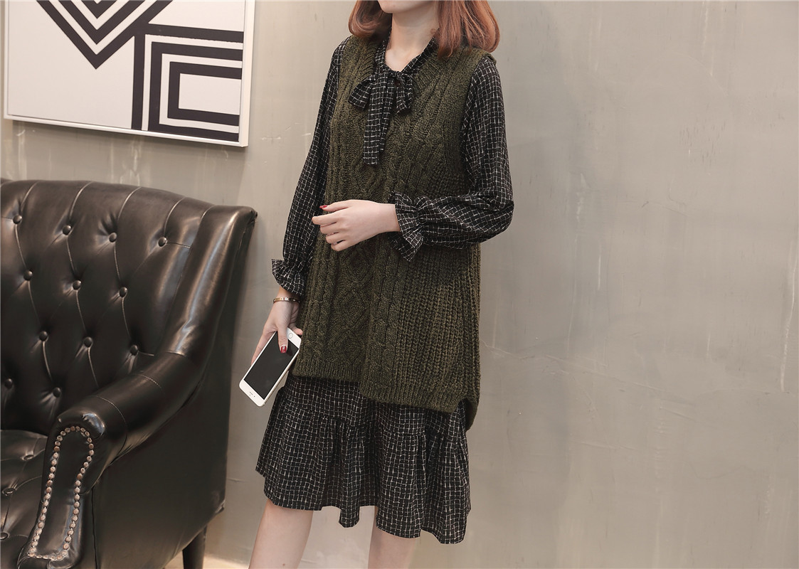 A new and stylish spring outfit for plus-size women, featuring a loose sweater, tank top and skirt that accentuates your figure pic 24