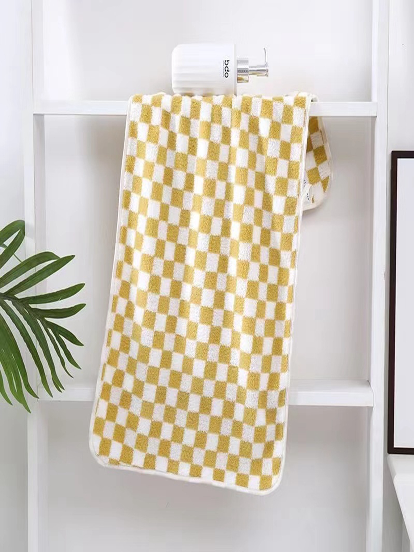The Xiqiu checkered coral Fleece towel is a super soft and absorbent towel that has become a hit online pic 15