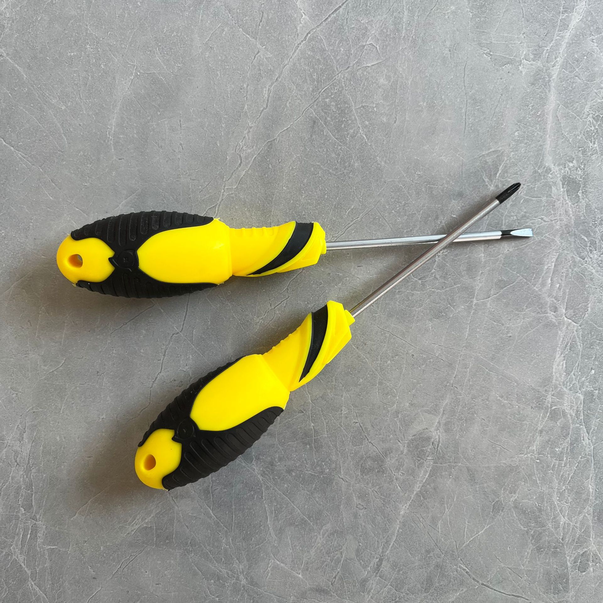 The manufacturer wholesals new types of screwdrivers with rubber-coated anti-slip handles, straight cross strong magnetic 45# steel screwdrivers and screwdrivers pic 6