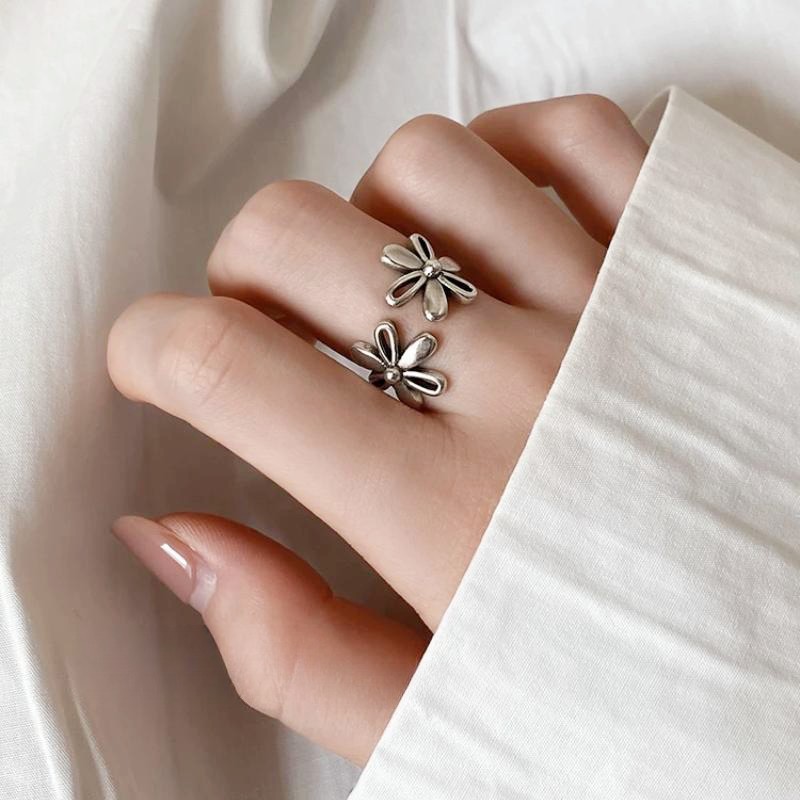A simple and cold style hollowed-out flower ring for women on Instagram, a unique aged ring with a light luxury and niche design sense, a finger ring pic 2