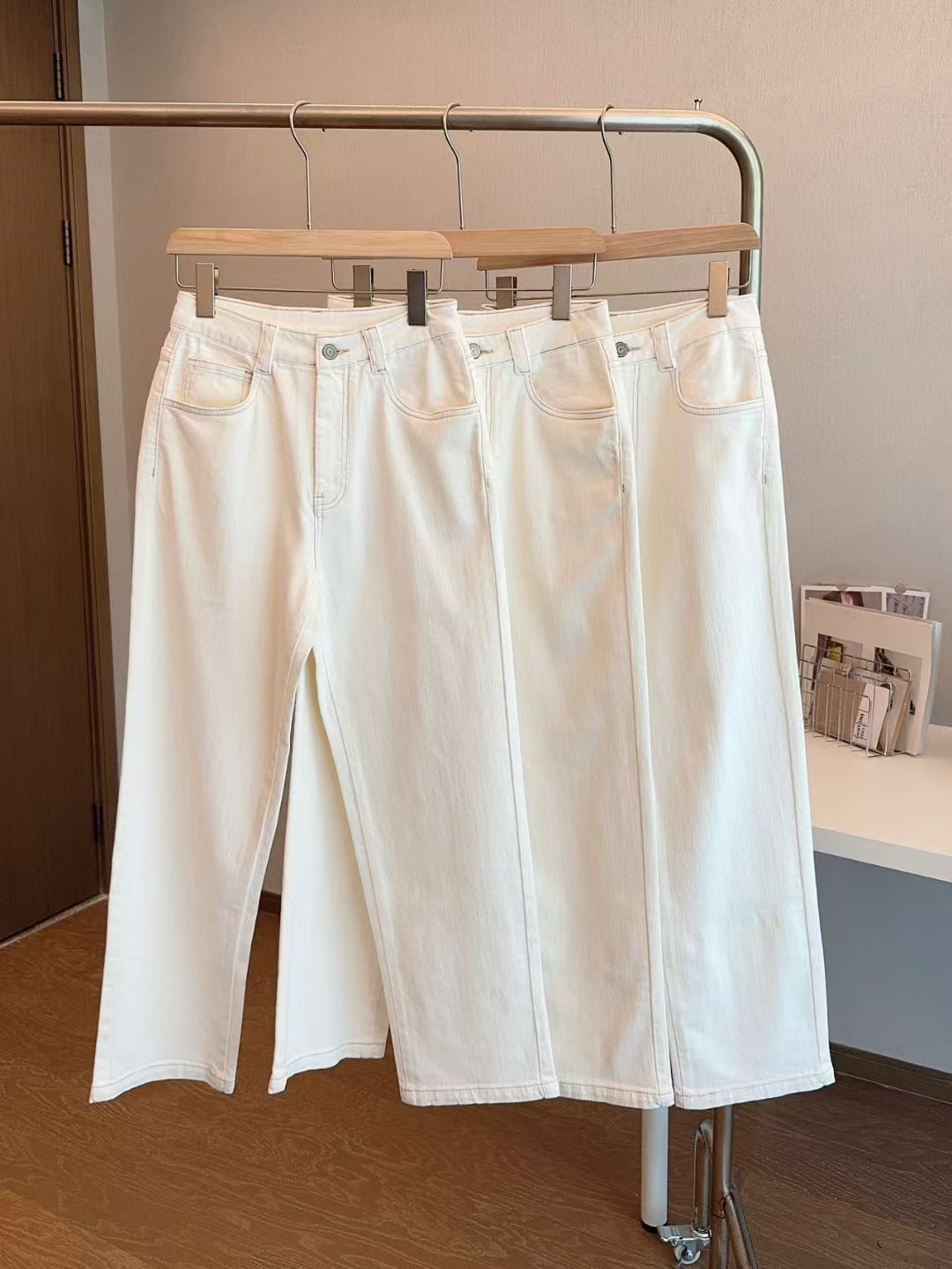 女款春秋季直筒宽松设计休闲裤显瘦高腰弹力白色牛仔裤 一件代发详情5