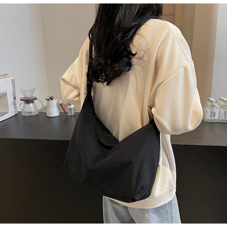 防水尼龙布袋斜挎包2024新款百搭饺子包简约百搭大容量上课单肩包详情35