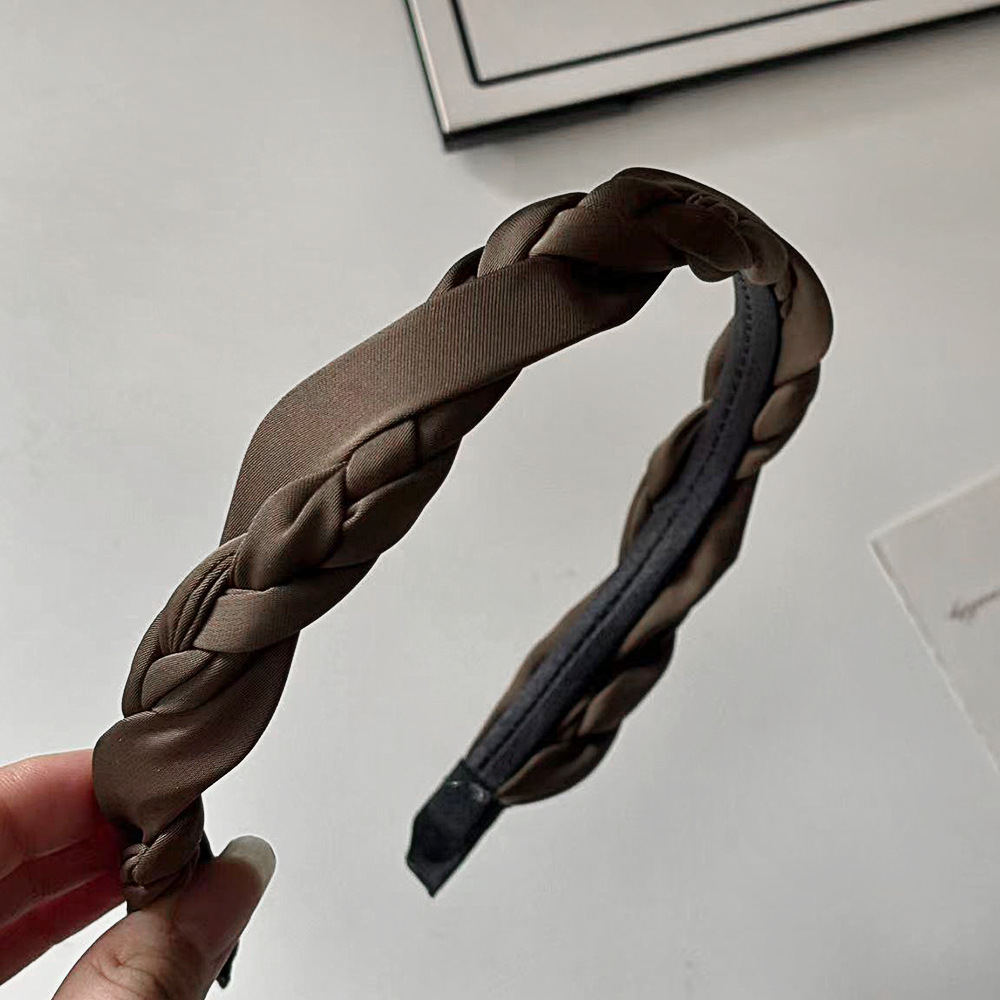 The cold and elegant braided hairband is a simple solid-color headband made of woven fabric for women. It is versatile and anti-slip. The Korean-style hairpin adds a touch of charm to your hair pic 11