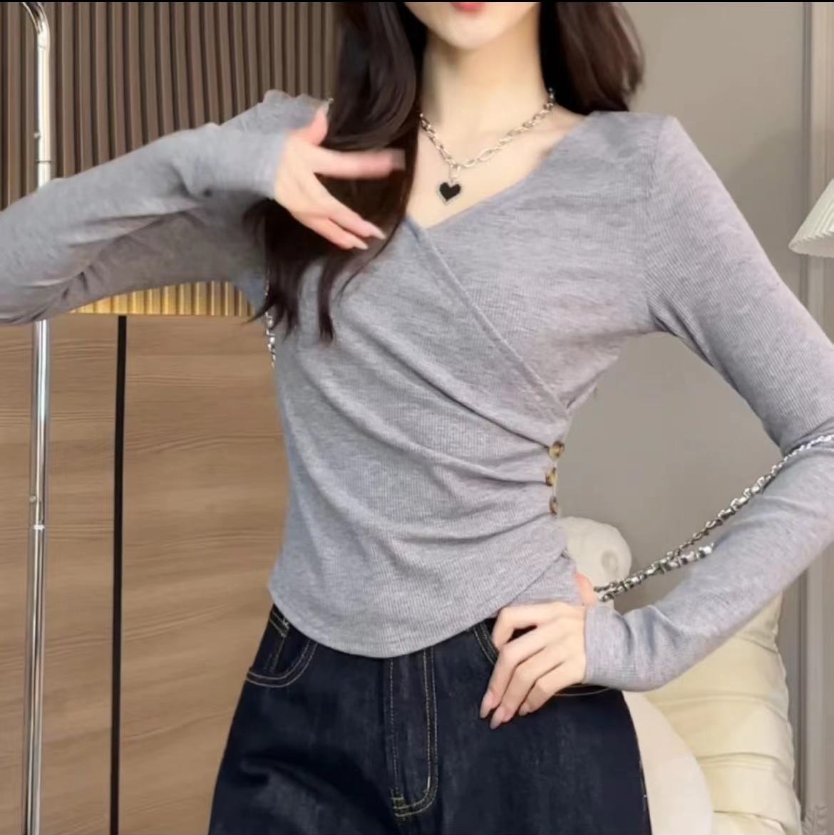 A large-sized solid-color long-sleeved T-shirt for women in the new autumn of 2025. It can be worn as a base layer for chubby girls to hide their skin and make them look slimmer. It is a full-shoulder top pic 7