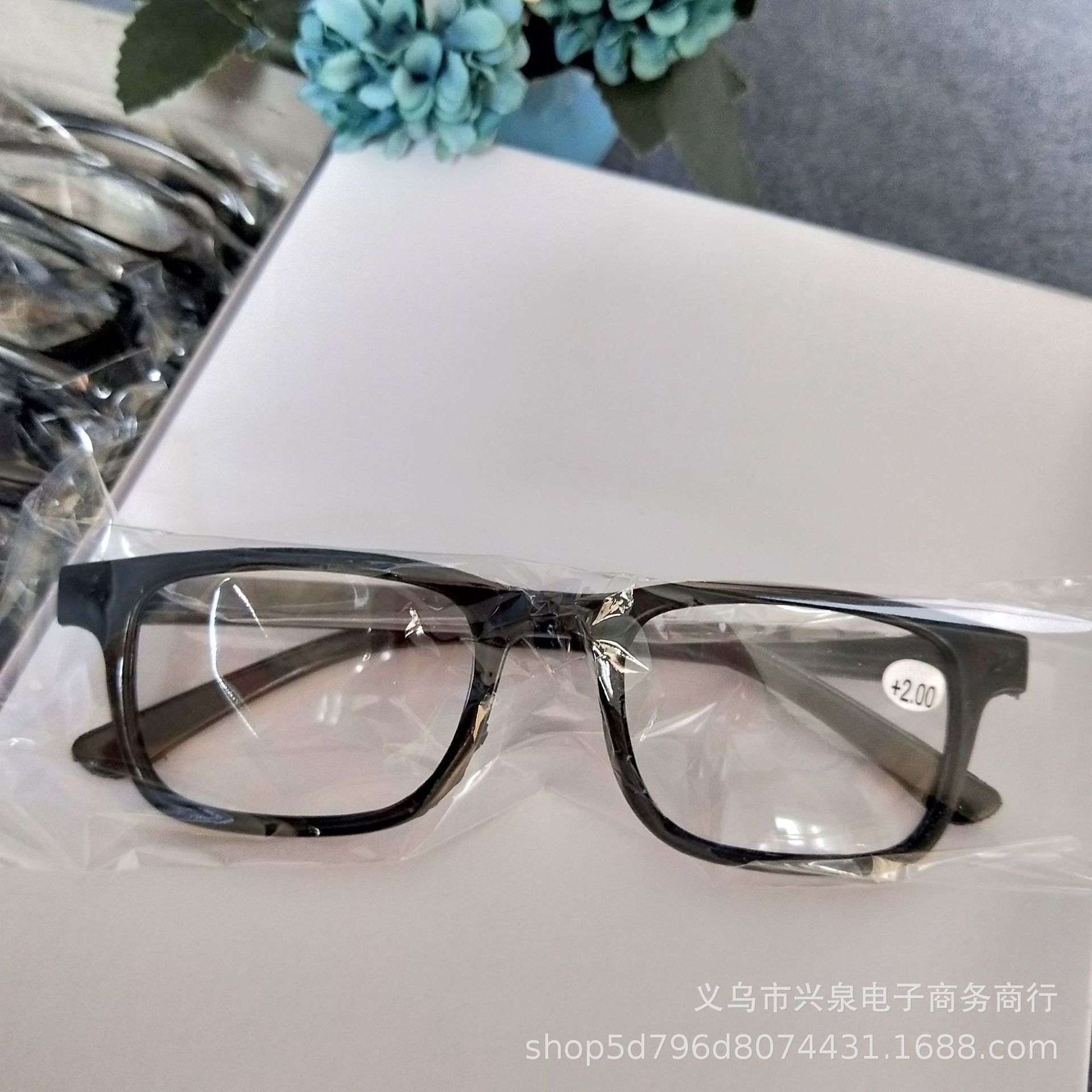 At the one-yuan store, 300-degree reading glasses, old-fashioned reading glasses, senior reading glasses, and resin reading glasses are priced at one yuan each pic 5