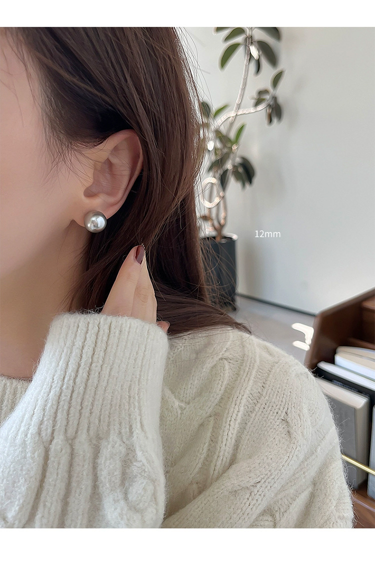 The upgraded version of the Shi Jia Zhen Duo Ma Hui pearl earrings, featuring double silicone mosquito repellent coils and painless ear clips, is a trend of high-end and elegant earrings pic 3