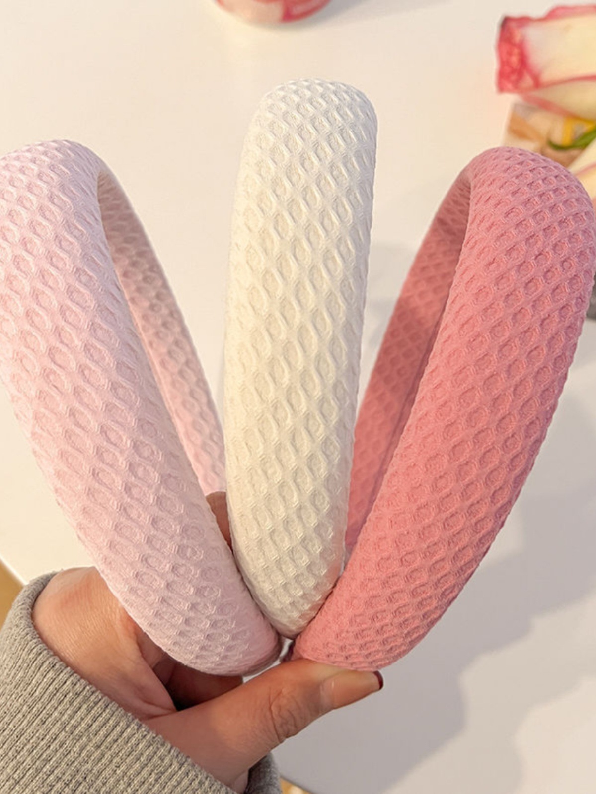 The cream-colored waffle hairband is sweet and versatile. The sponge headband has a mesh and a solid-colored hairpin. It is a face wash and hair accessory from Japan and South Korea pic 6