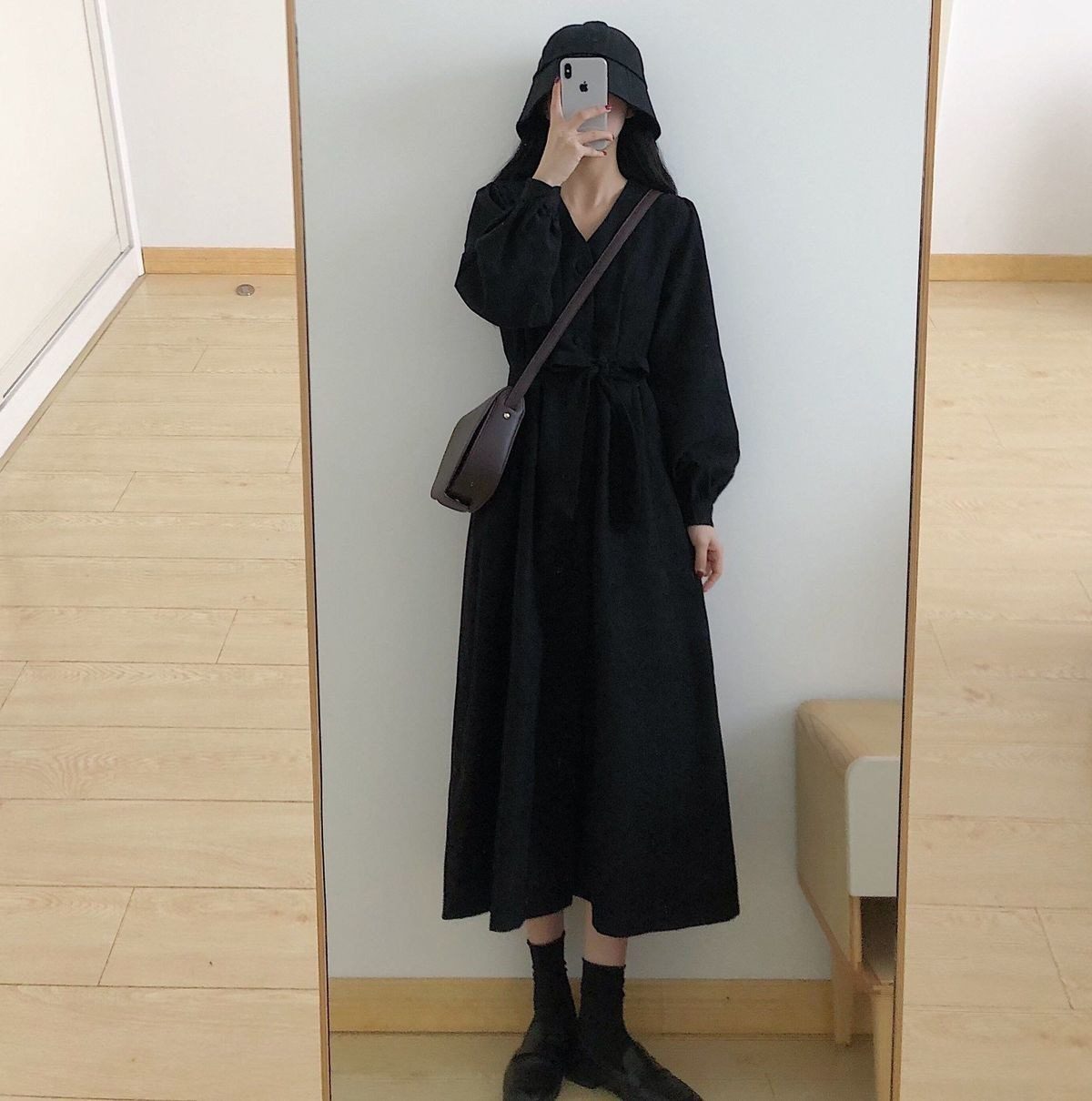 法式复古黑色收腰V领连衣裙女秋季灯芯绒系带显瘦赫本风小黑裙详情22