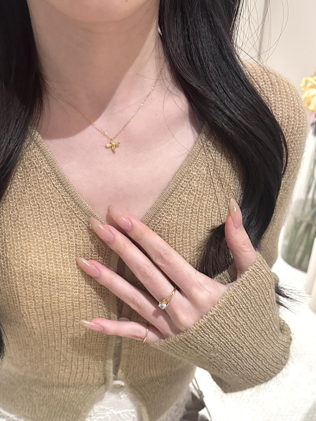 金色小蜜蜂项链2024新款轻奢高级感小众设计钛钢不掉色锁骨链批发详情6