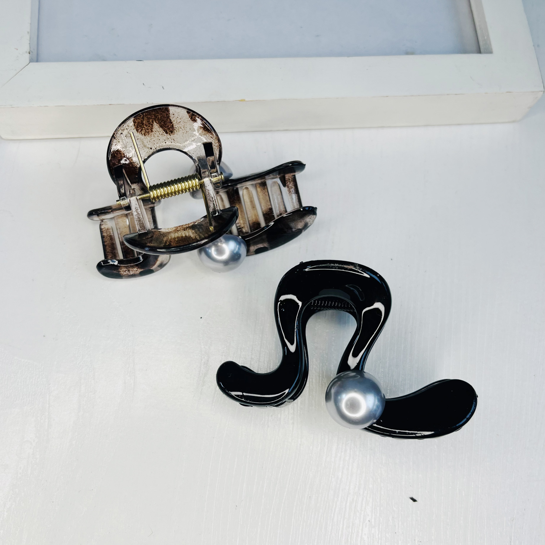 The 2025 National Trend series hairpins feature a niche design with geometric leopard print pearl hairpins, exuding a feminine and high-end charm. They are medium-sized semi-clip headwear pic 44