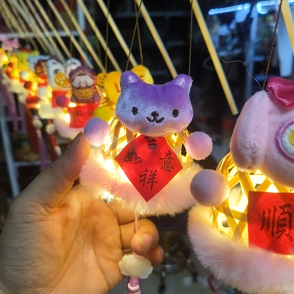 Lantern stalls with ancient-style plush toys and bamboo weaving that glow are also popular tourist attractions. Hand-held lanterns, Mid-Autumn Festival small lanterns, Mid-Autumn Festival little rabbits, and small maneki Neko pendants pic 11