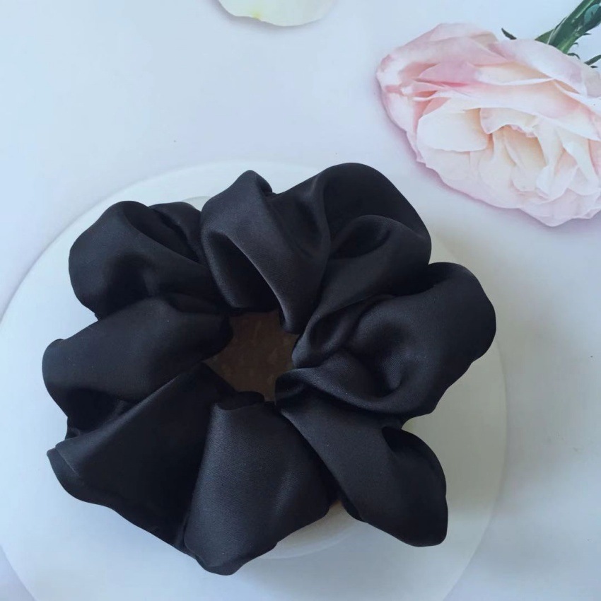 The high-end satin large intestine hair band is 12 cm long, with a simple and elegant style. The hair is tied with a ponytail and comes in a pure plain color of flower red, black and coffee pic 13