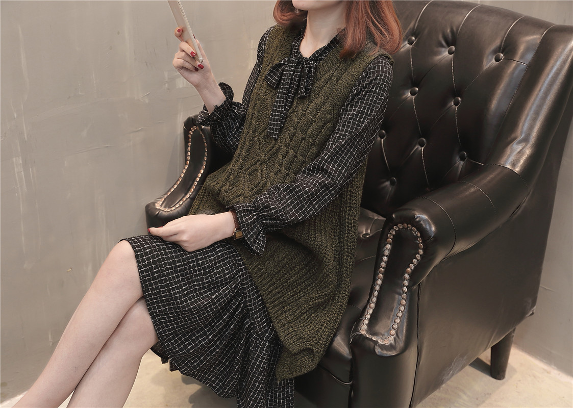 A new and stylish spring outfit for plus-size women, featuring a loose sweater, tank top and skirt that accentuates your figure pic 20
