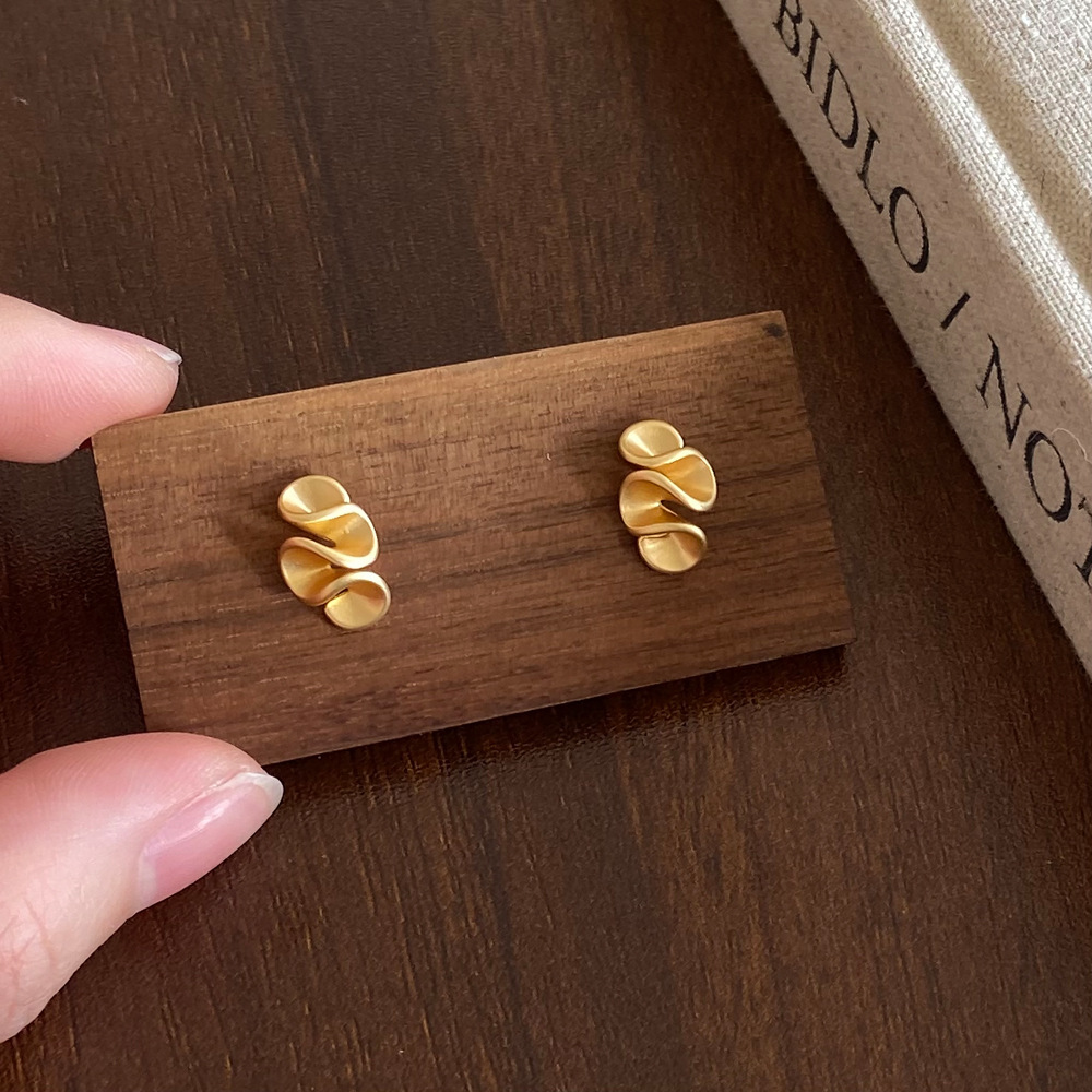 New niche design matte small irregular pleated cream flower stud earrings, light luxury and fashionable style, versatile pic 8