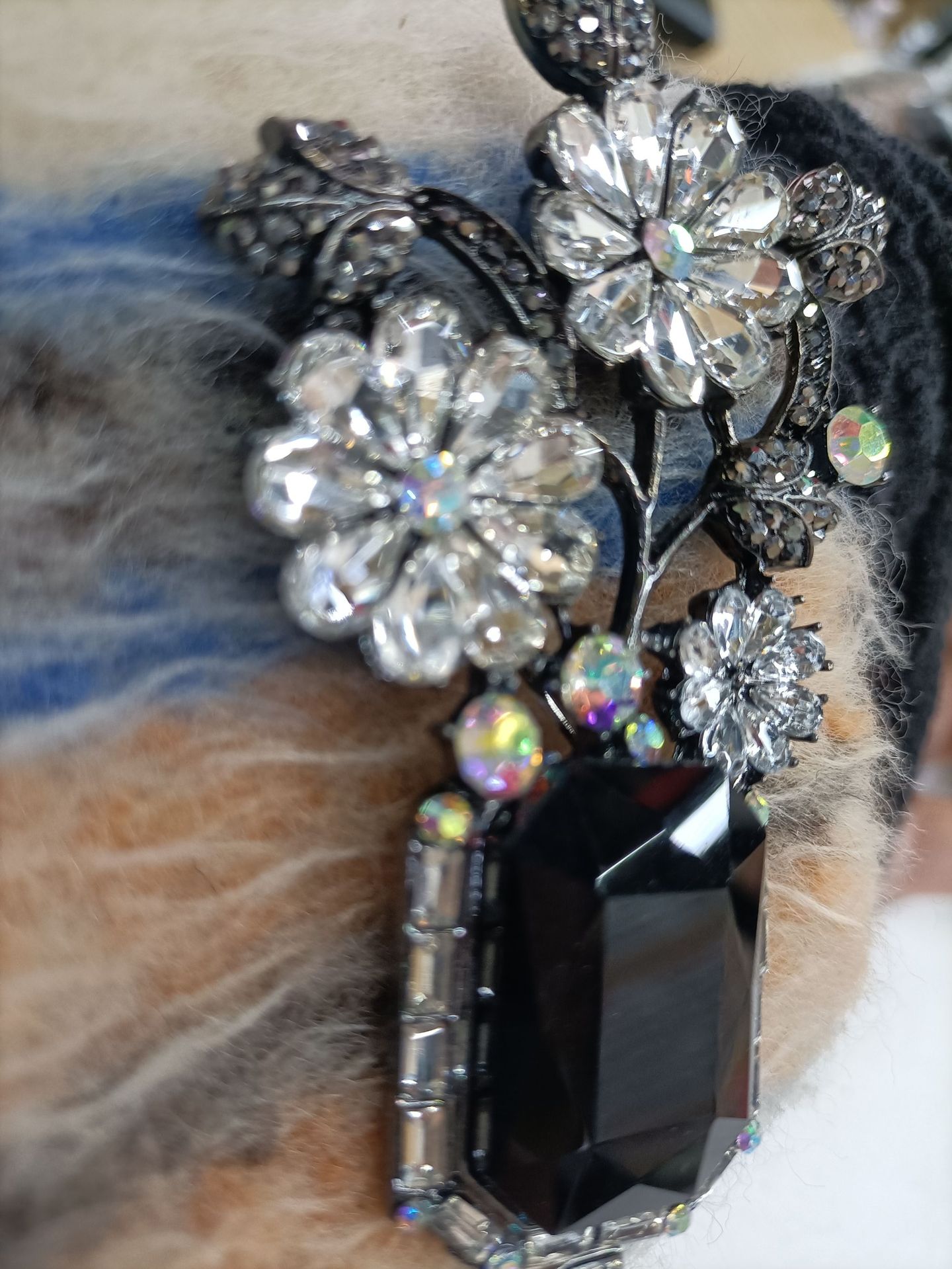 Elegant and refined brooch for ladies, simple Korean crystal corsage cardigan, sweater, pin buckle, overcoat accessory pic 9
