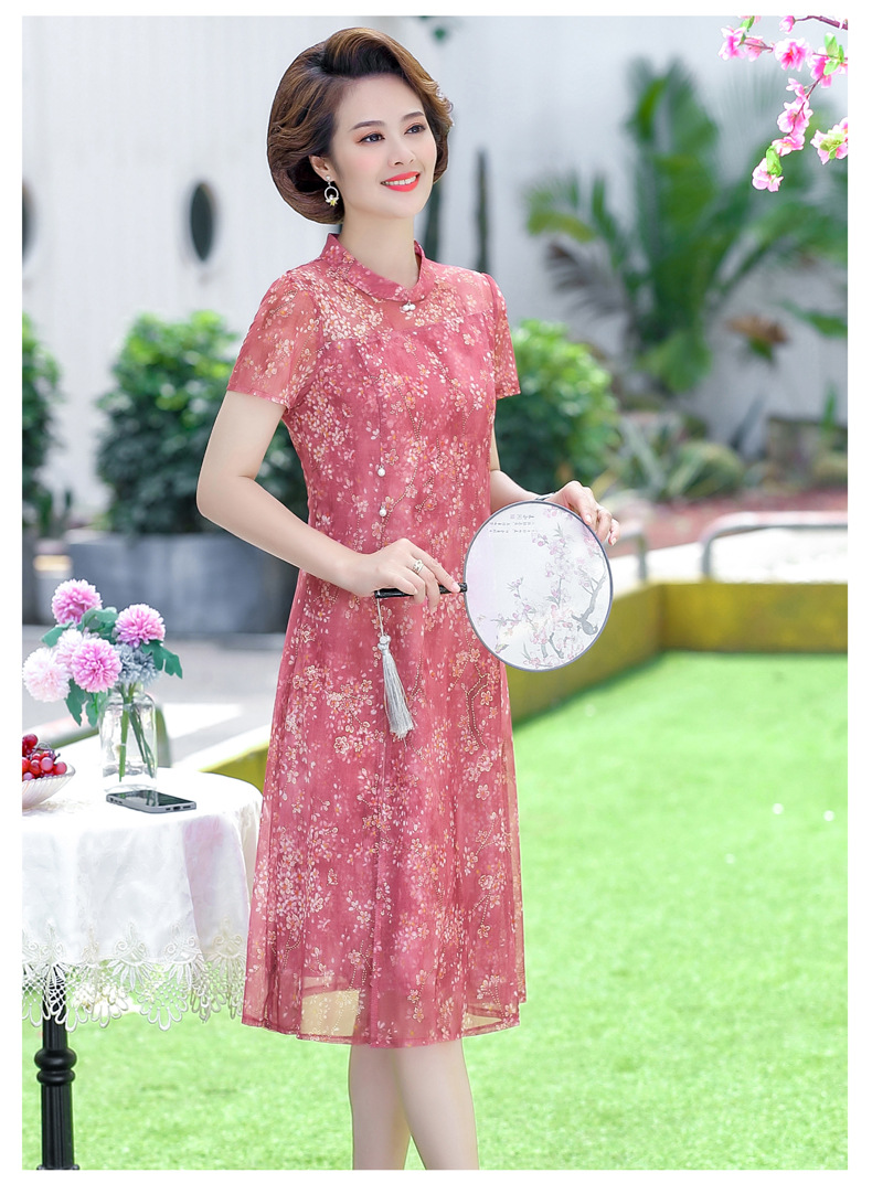 The 2022 new summer mom dress for middle-aged and elderly people aged 40 and 50 short-sleeved chiffon dress is elegant and stylish, making them look younger and slimmer pic 48