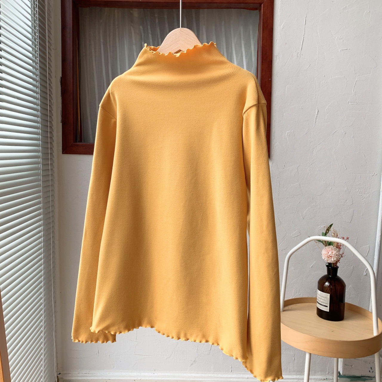 The 2022 autumn and winter new style base shirt for women is a semi-high-neck long-sleeved solid color with black fungus edges, paired with a fitted and warm German velvet top pic 29